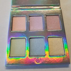 Naked cosmetics holographic highlighter